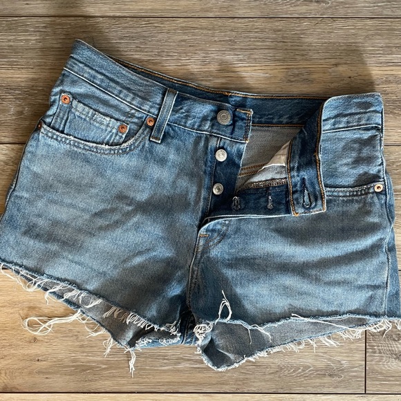 501 Levi’s shorts size 27 light wash high waisted - Picture 1 of 4